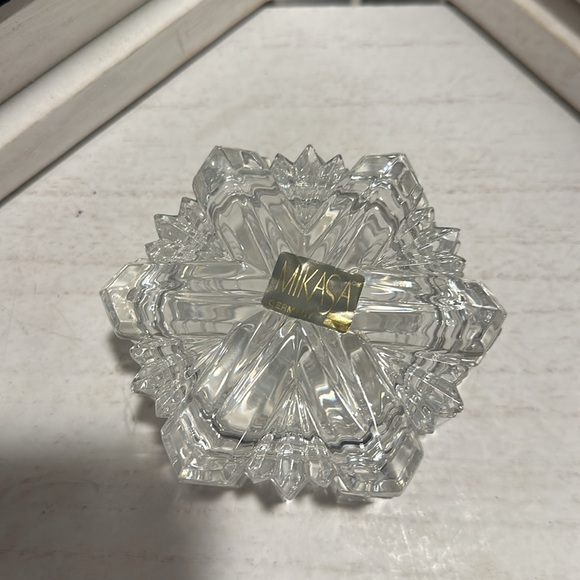 Mikasa Nature's Song snowflake covered glass box - Picture 3 of 5